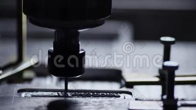 在工厂制造床垫的车身，在<strong>机器</strong>上<strong>缓慢</strong>地切割出一片铝。